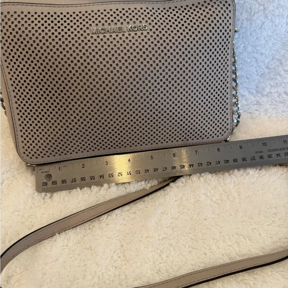 Michael Kors Women’s Jet Set Gray Perforated Crossbody Bag – EUC w/ Dust Cover - Picture 3 of 12